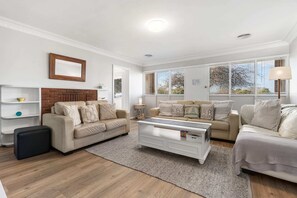 TV - Small Villages Retreat - Escape the City Life (Blayney)