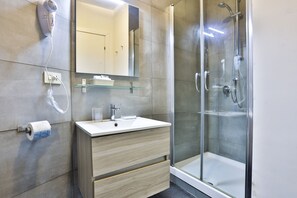 City Double Room | Bathroom | Shower, rainfall showerhead, hair dryer, bathrobes - Da Francesco (Naples)