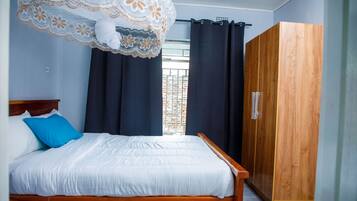 Cubrecamas, decoración personalizada, muebles diferentes y escritorio