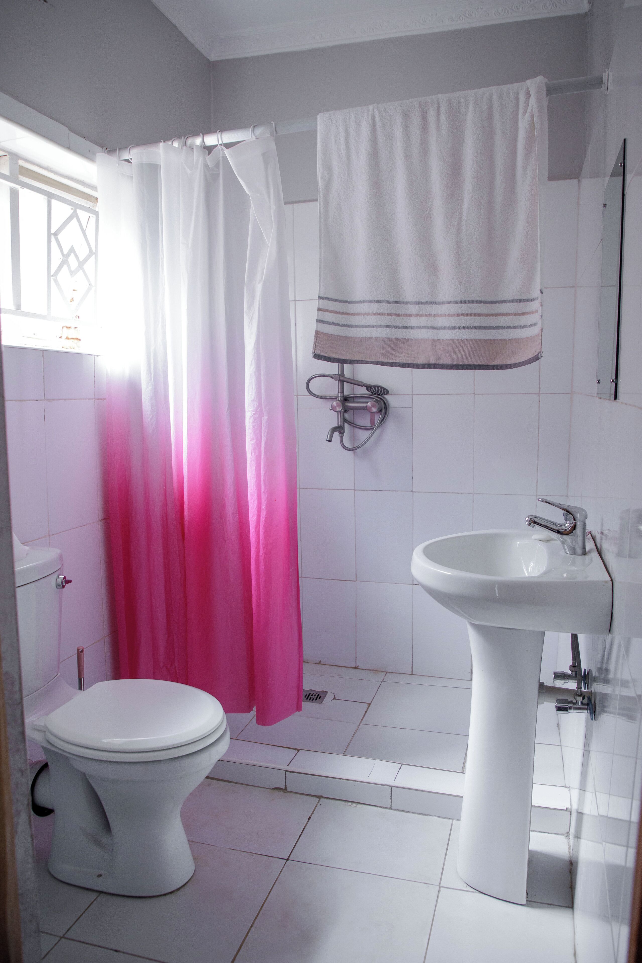 Combined shower/tub, rainfall showerhead, designer toiletries, slippers