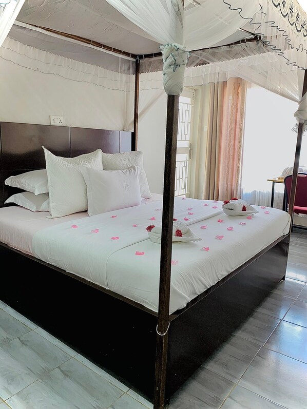 エグゼクティブ ルーム | 羽毛の掛け布団、客室ごとに異なる装飾、客室ごとに異なるインテリア、デスク