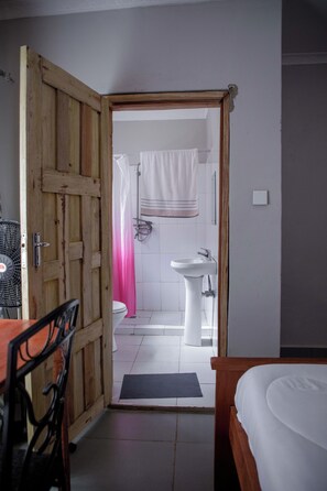 Combined shower/tub, rainfall showerhead, designer toiletries, slippers - Stadium View Executive Guest House (Lilongwe)
