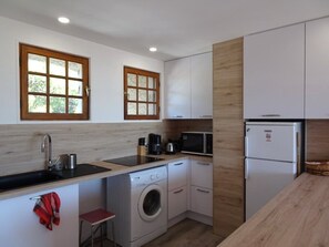 Réfrigérateur, micro-ondes, plaque de cuisson, lave-vaisselle