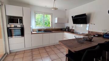 Een koelkast, een microgolfoven, een oven, een kookplaat