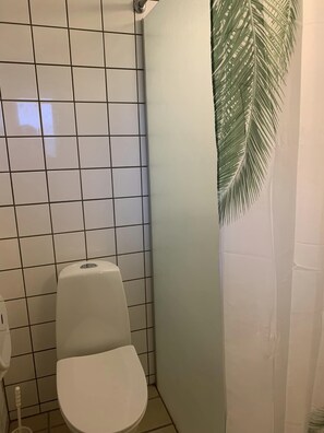 Basic Room | Bathroom | Shower, rainfall showerhead, soap, toilet paper - Danhostel Aalborg (Aalborg)