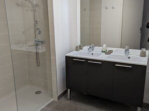 Bathroom - Sunny Top-Floor Apartment, 4 Guests, 300m to Beach, Private Parking, Terrace, A/C (Argelès-sur-Mer)