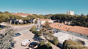Un quartier résidentiel avec des maisons, une route et des voitures garées.