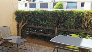 Outdoor dining - Cozy Studio with Pool, Tennis, and Terrace - 500m from Beach (Argelès-sur-Mer)
