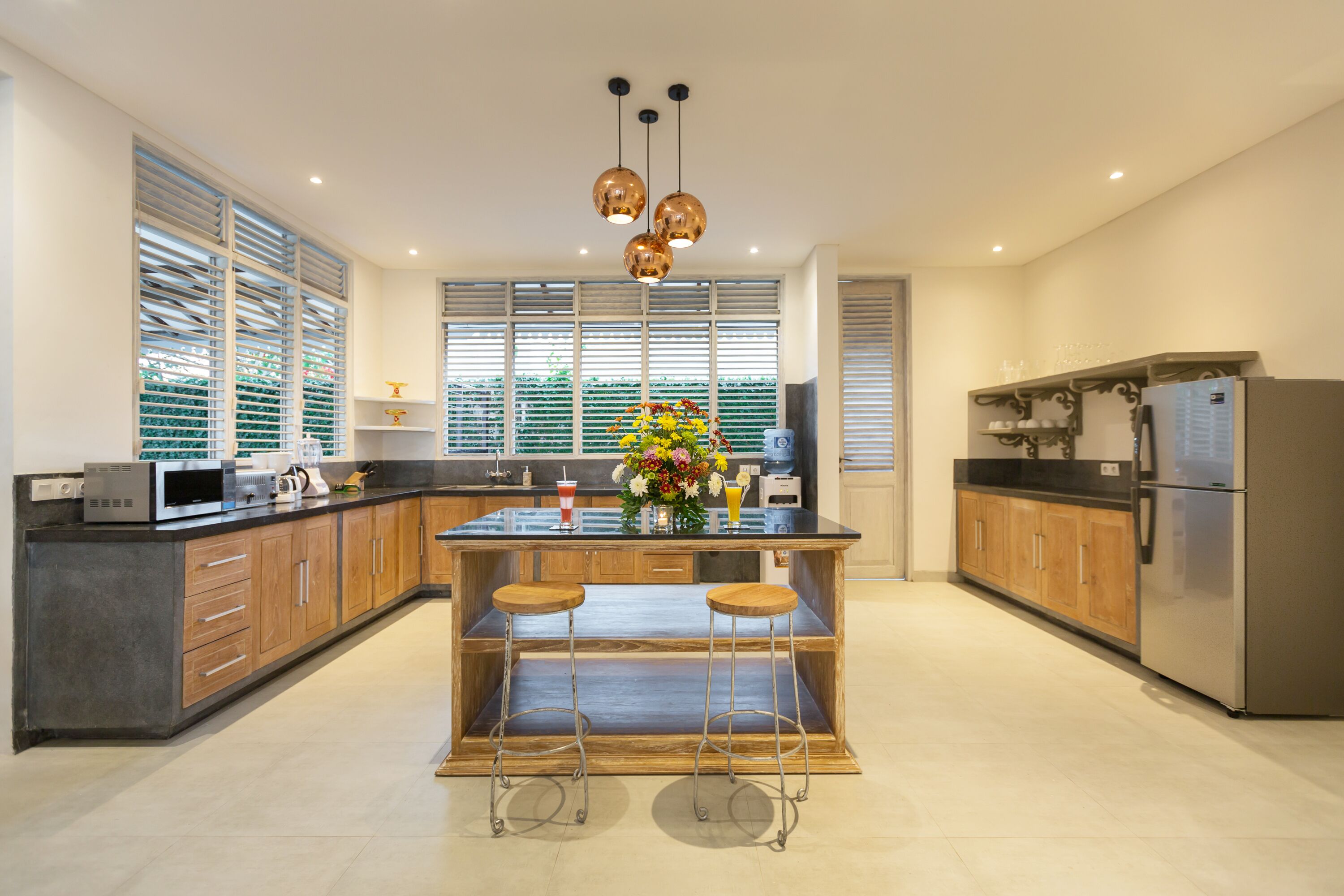 Lemari es di ruangan bersama, microwave, dan oven