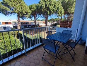 Outdoor dining - Renovated Studio Cabin with Terrace, Parking, and Garden View, 500m from the Beach (Argelès-sur-Mer)