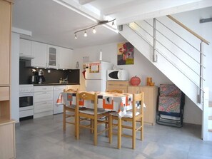 Réfrigérateur, micro-ondes, four, plaque de cuisson