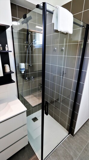 Chambre Quadruple, vue jardin | Salle de bain