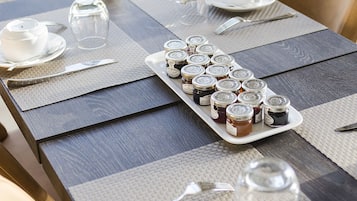 Desayuno buffet diario (EUR 12 por persona)