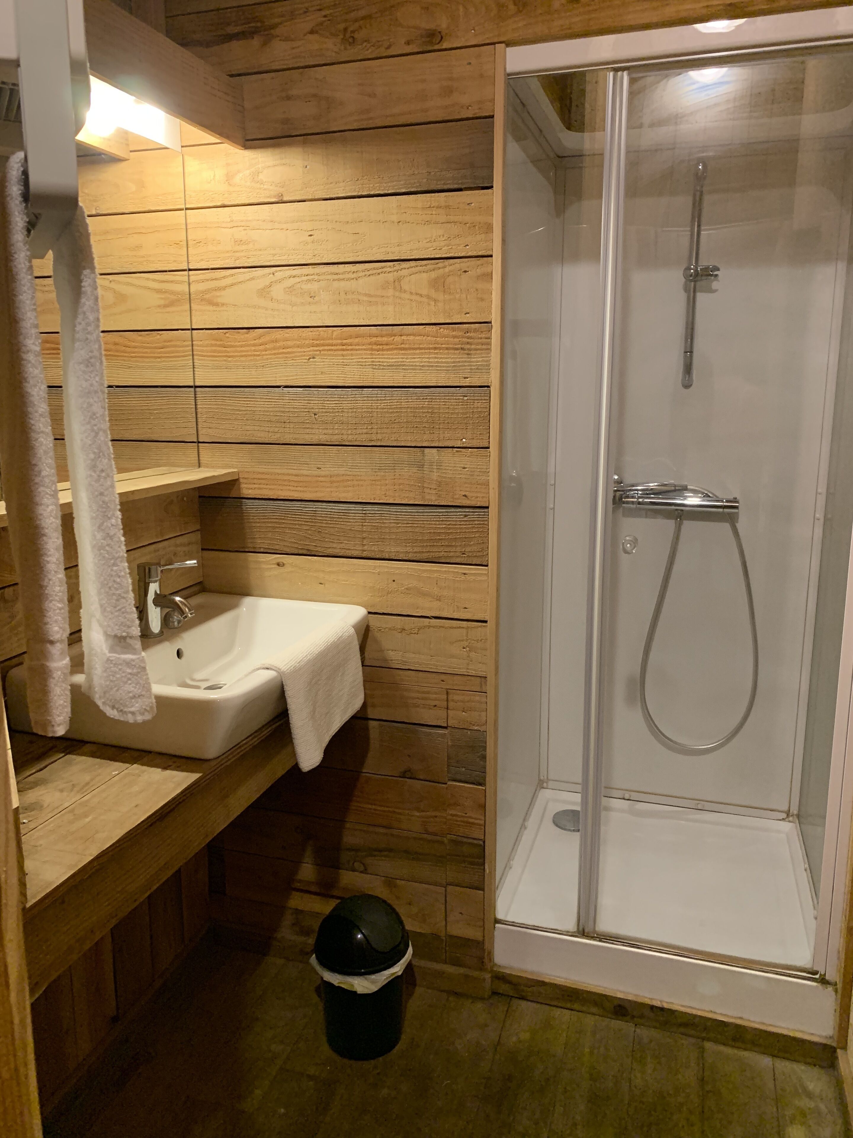 Een douche, handdoeken, toiletpapier