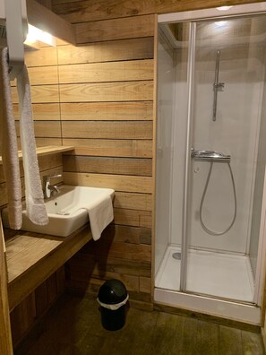 Doccia, asciugamani, carta igienica