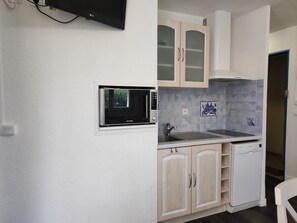 Køleskab, mikrobølgeovn, kogeplade, opvaskemaskine