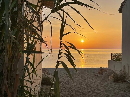 Renovated pavilion 2 rooms + mezzanine 500m from the beach with private parking