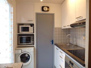 Fridge, microwave, oven, stovetop - Air-Conditioned 3BR House with Pool and Tennis - 400m from Saint-Cyprien Beach (Saint-Cyprien)