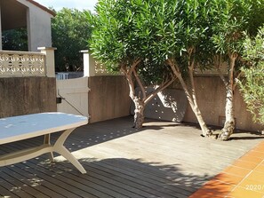 Outdoor dining - Air-Conditioned 3BR House with Pool and Tennis - 400m from Saint-Cyprien Beach (Saint-Cyprien)
