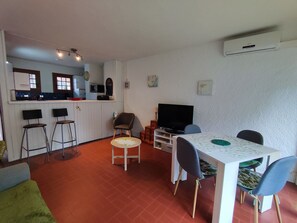 Dining - Stylish 2-BR Apartment with Pool, Tennis & AC, 400m from Beach, Argelès-sur-Mer (Argelès-sur-Mer)
