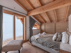 5 bedrooms, WiFi, bed sheets