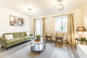 TV - Comfy 2 Bed With Sofa Bed /Heathrow/Surrey/M25 (Stanwell)