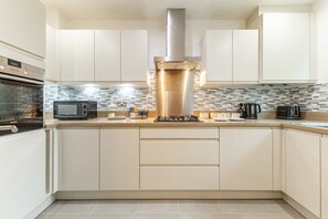 Frigorifero, microonde, forno, lavastoviglie