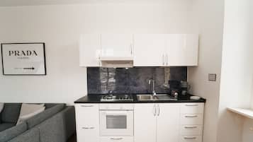 Kühlschrank, Mikrowelle, Ofen, Herdplatte