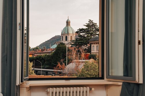 Appartamento in Centro con Vista Lago e Garage