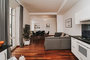 Interior - Appartamento in Centro con Vista Lago e Garage (Como)