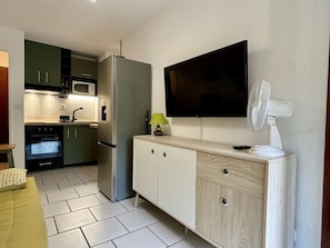 Fridge, microwave, oven - 2-Room Apartment, Pool, Beach 300m, Parking, Pet Friendly, Sleeps 4 (Argelès-sur-Mer)