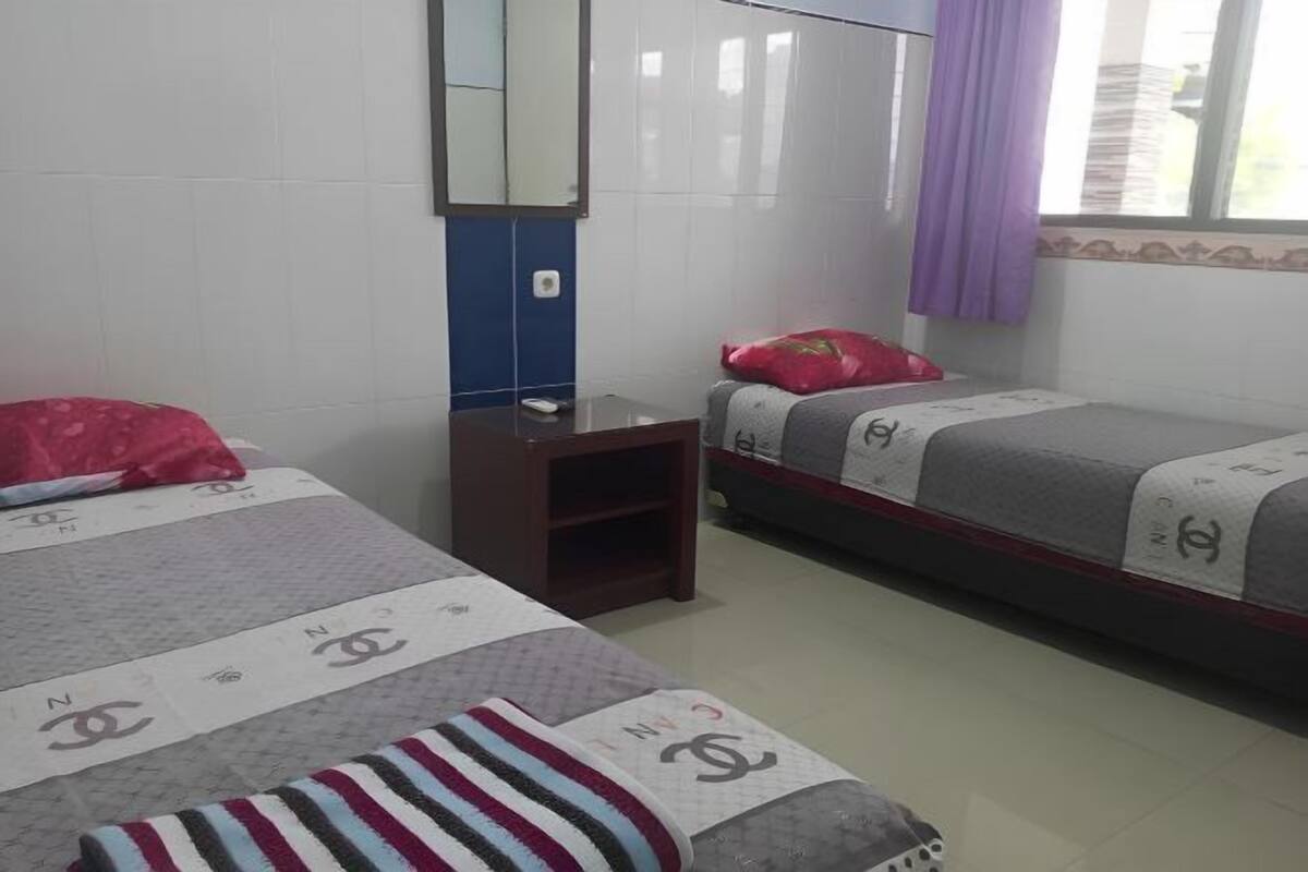 Desk, free WiFi, bed sheets