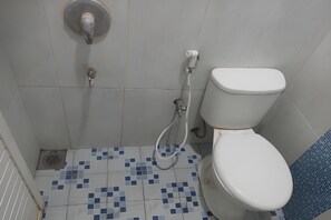 Superior Room | Bathroom | Shower, rainfall showerhead, towels - Hotel Orchid Syariah (Tegal)