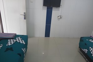 高级房 | 办公桌、免费 WiFi、床单