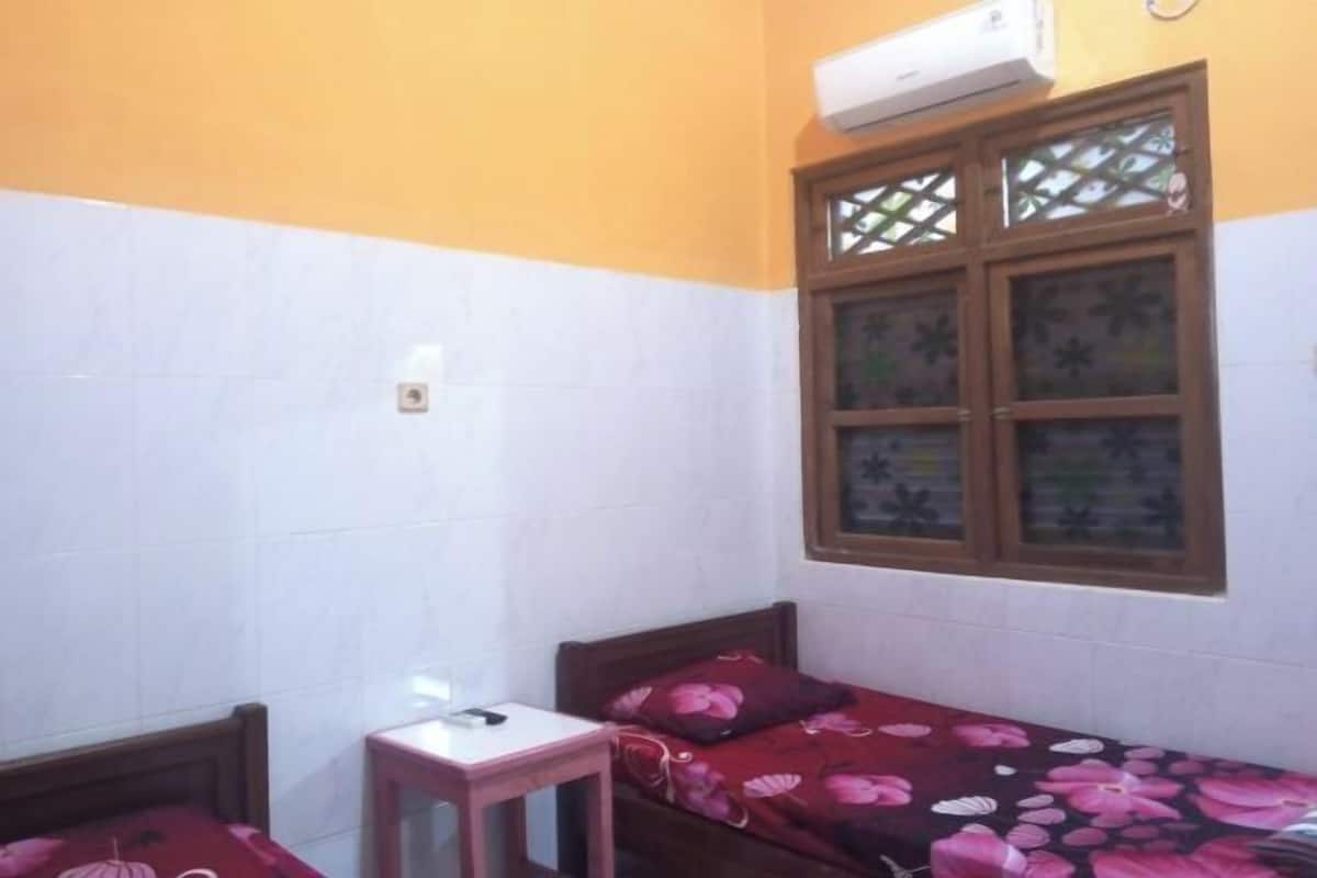 Escritorio, camas extra, wifi gratis y ropa de cama