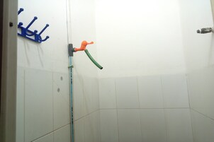 Ducha, cabezal de ducha tipo lluvia, toallas