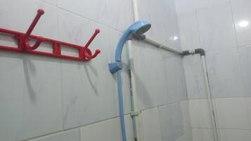 Superior Twin Room | Bathroom | Shower, rainfall showerhead, towels