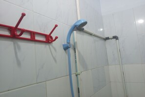 Superior Twin Room | Bathroom | Shower, rainfall showerhead, towels - Wisma Pelita Syariah Tegal (Tegal)