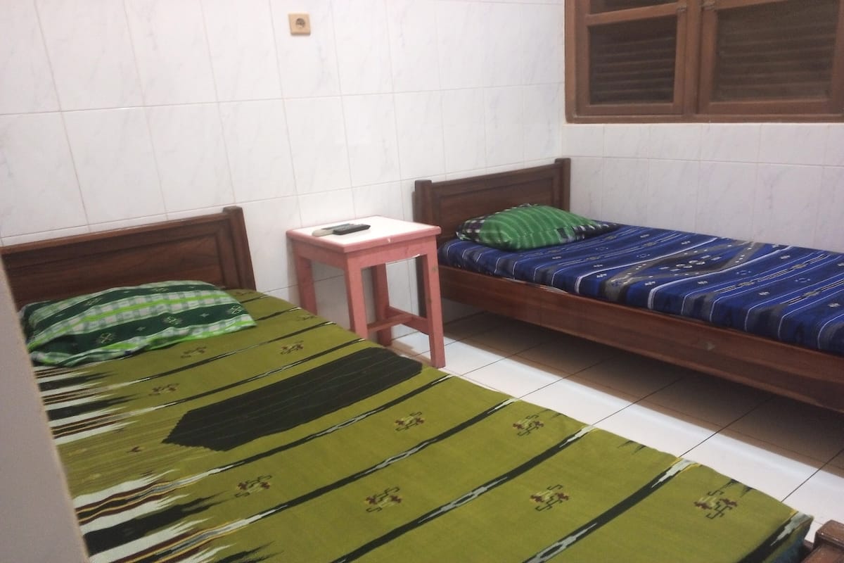 Habitación económica con 2 camas individuales | Escritorio, camas extra, wifi gratis y ropa de cama