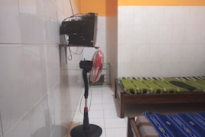 Habitació amb dos llits individuals econòmica | Escriptori, llits addicionals, wifi gratuïta i roba de llit