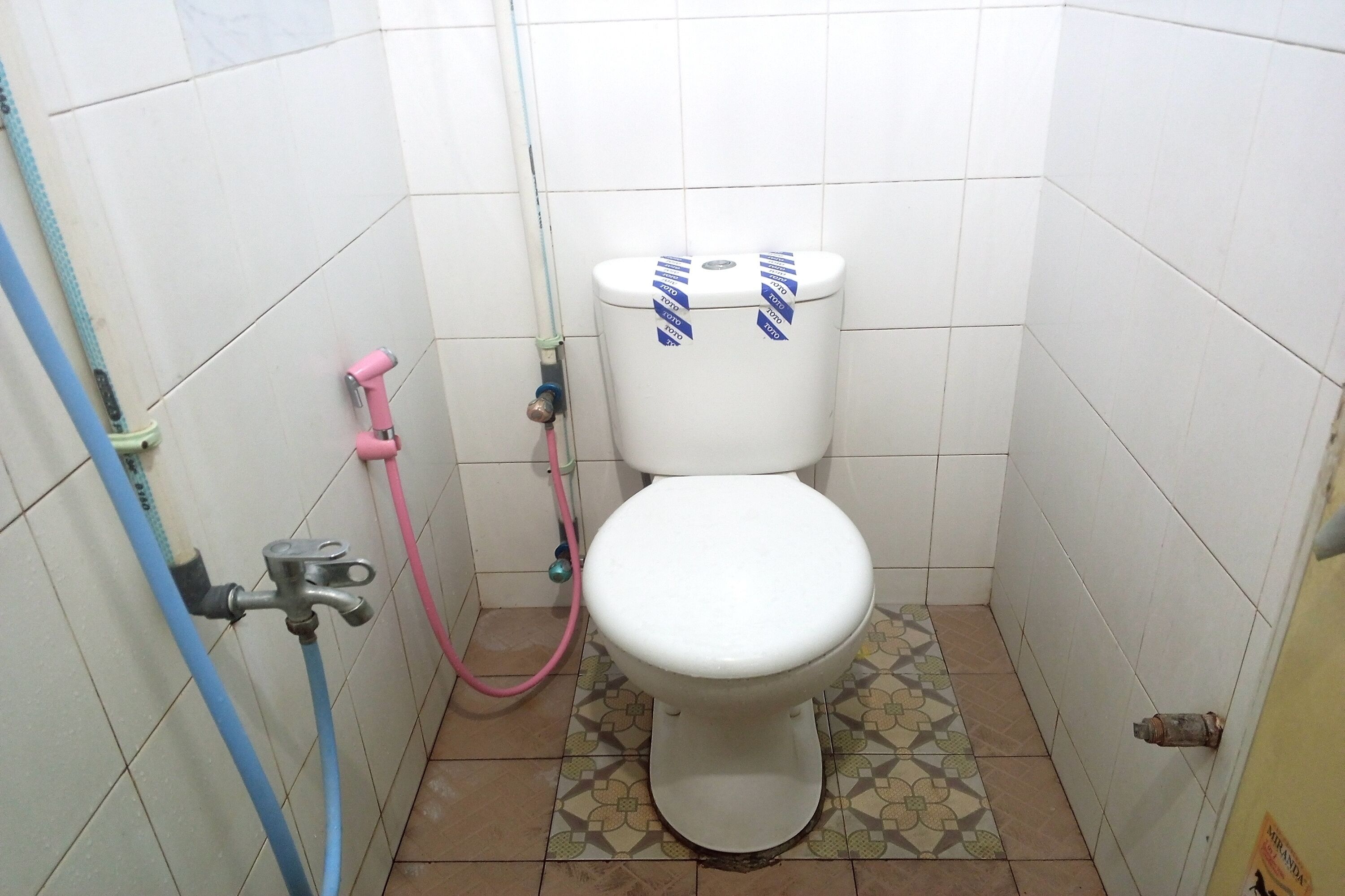 Habitación superior con 2 camas individuales | Baño | Ducha, cabezal de ducha tipo lluvia y toallas