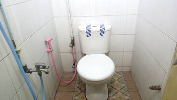 Habitación superior con 2 camas individuales | Baño | Ducha, cabezal de ducha tipo lluvia y toallas