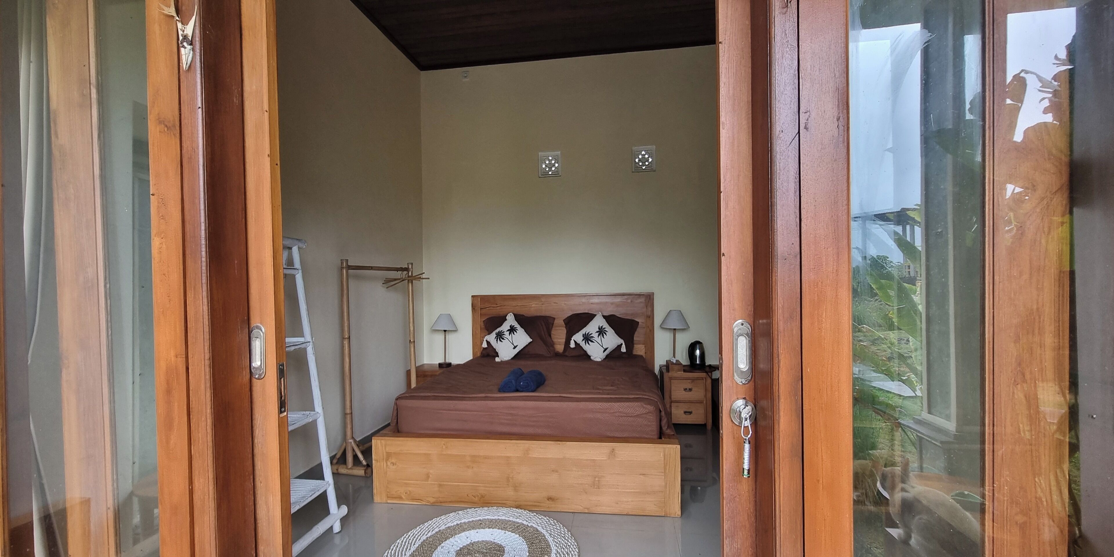 Desk, soundproofing, free WiFi, bed sheets