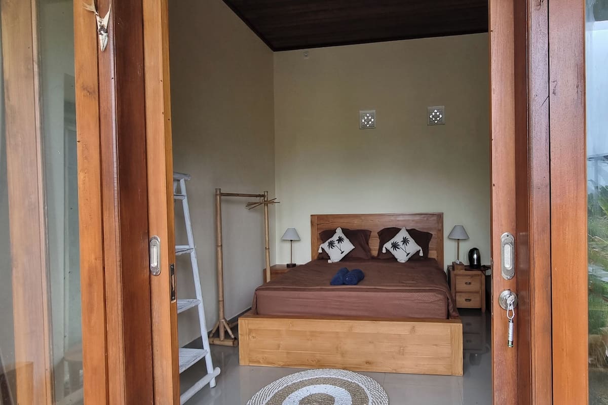 Desk, soundproofing, WiFi (free), bed sheets