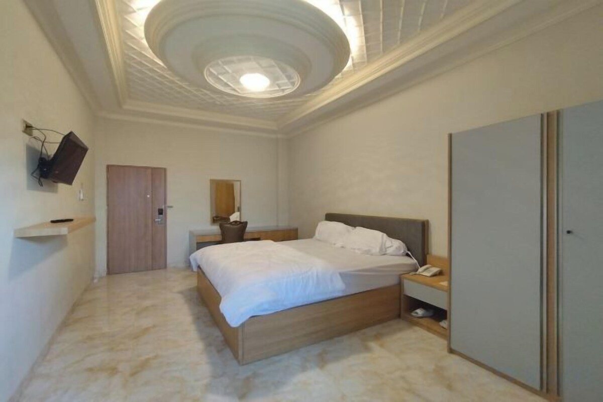 In-room safe, desk, WiFi (free), bed sheets