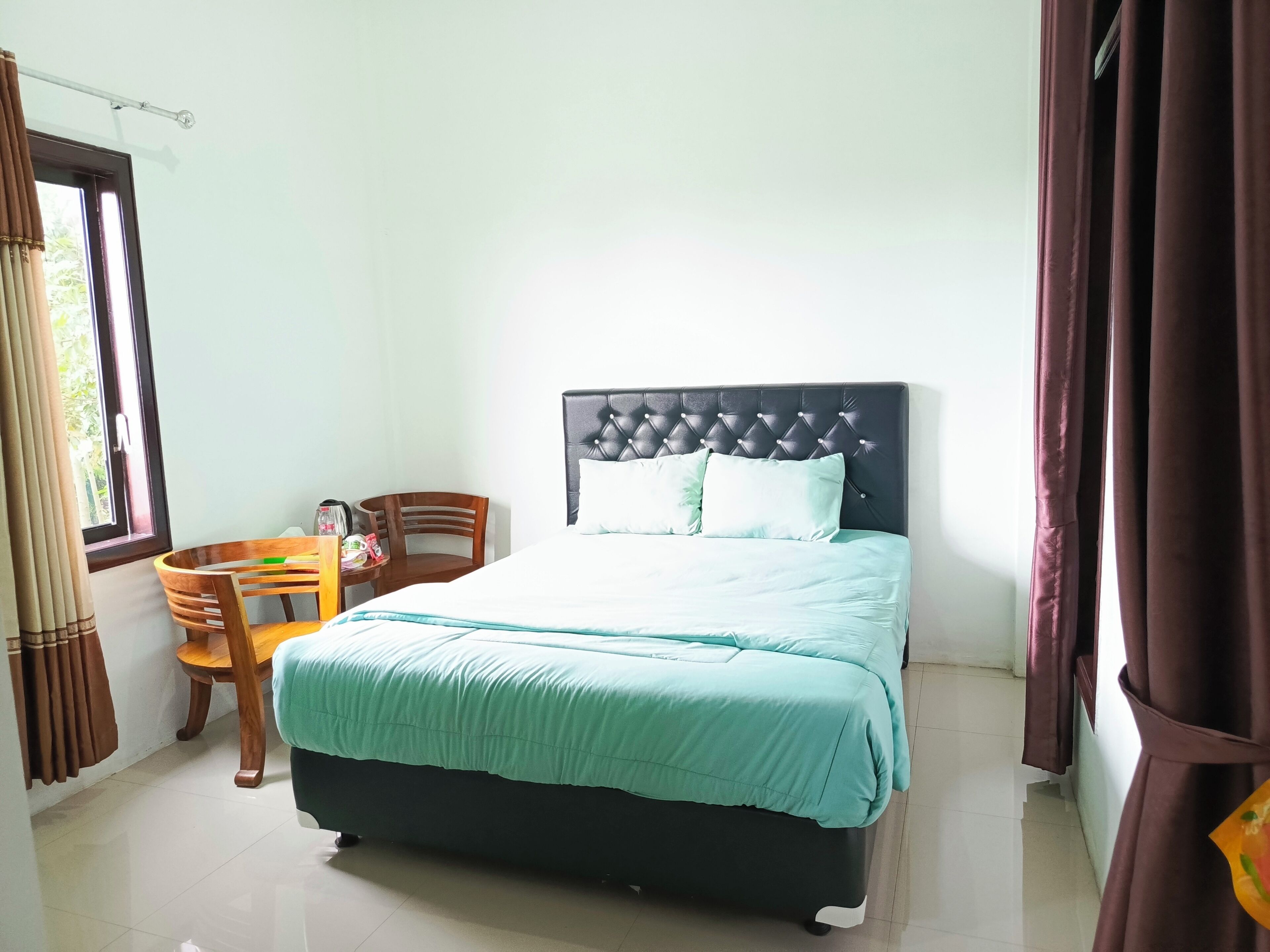 Rollaway beds, free WiFi, bed sheets
