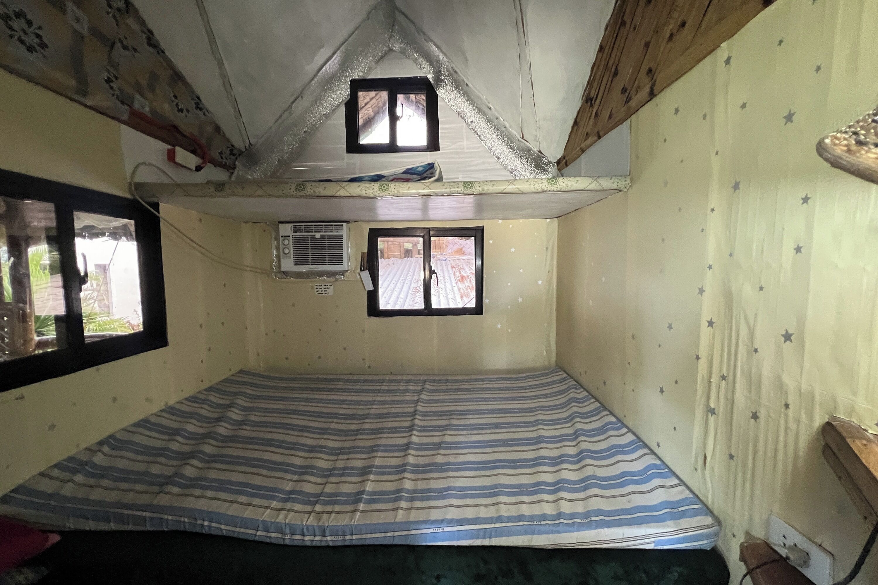 WiFi (free), bed sheets