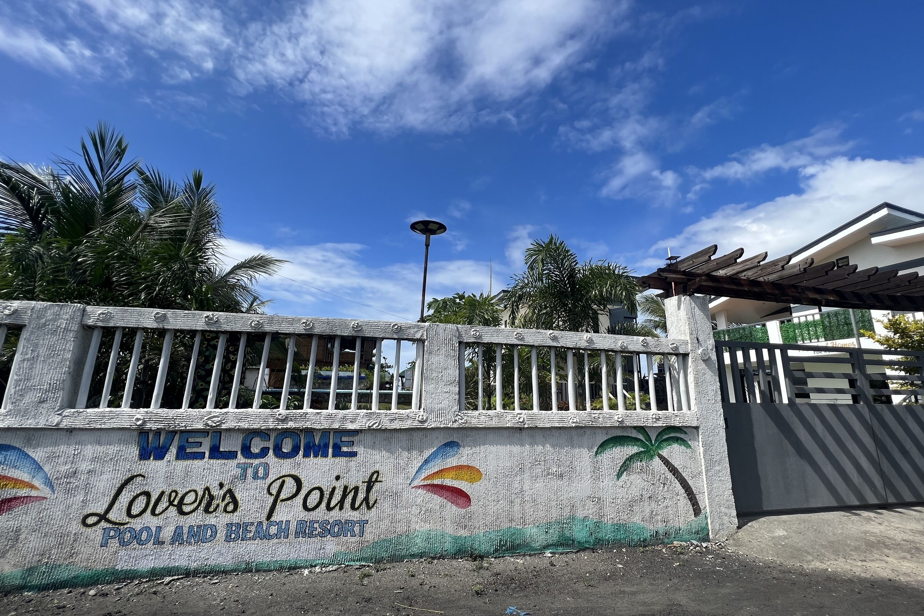 Une pancarte accueillant les visiteurs à la piscine et au complexe hôtelier de Lovers Point.