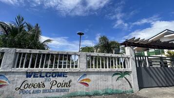 Une pancarte accueillant les visiteurs à la piscine et au complexe hôtelier de Lovers Point.