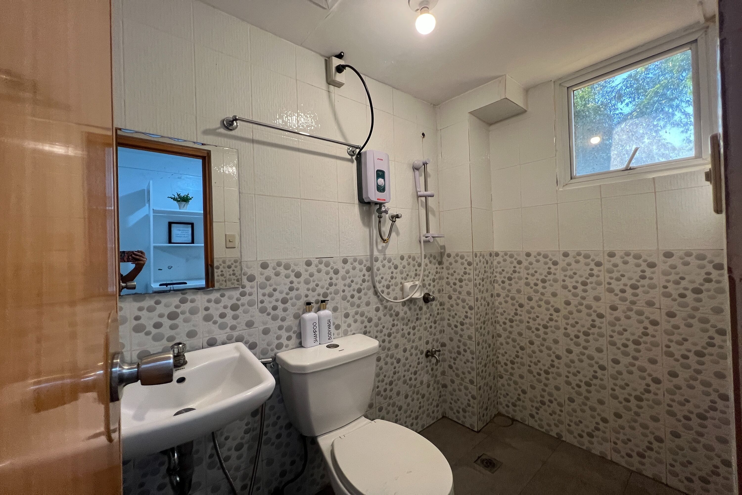 Un baño con inodoro, lavamanos y ducha.